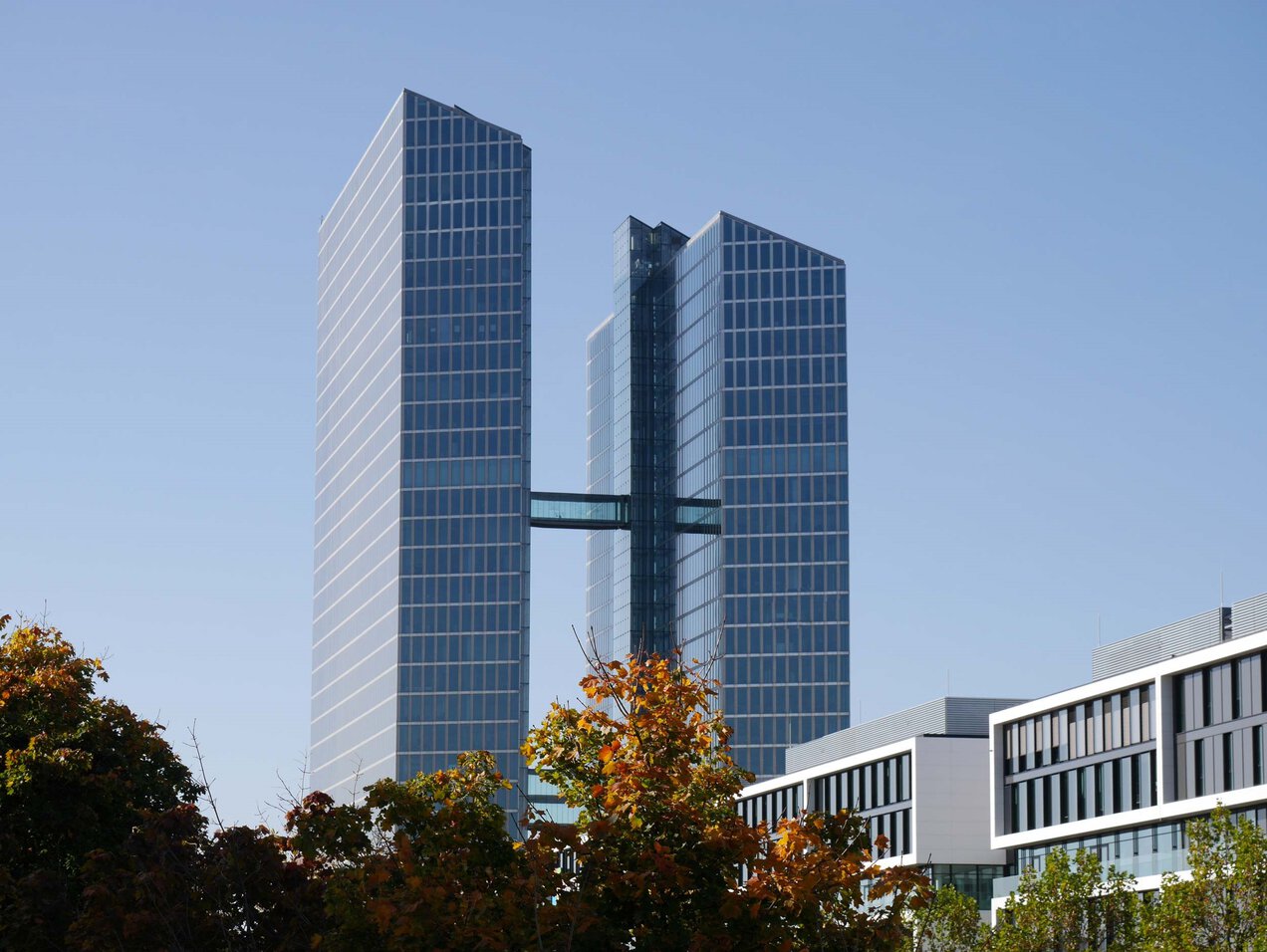 Highlight Towers in Munich as the global headquarters of ConAlliance. symbol for outstanding international network of conalliance, mergers, acquisitions, network, health, care, consulting, advisory, mergers, acquisitions, M&A, company sale