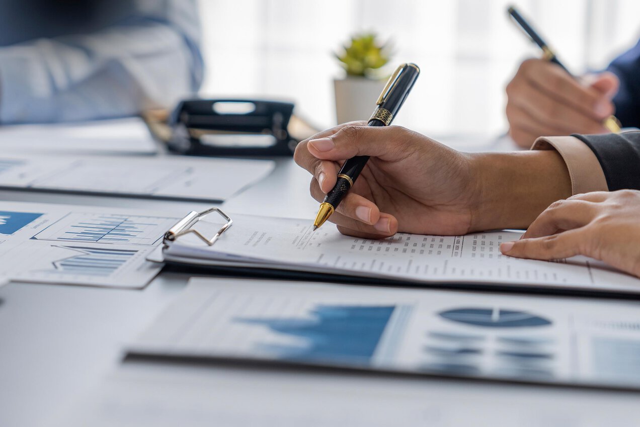 Hände erstellen eine Healthcare und Life Sciences Commercial Due Diligence. Symbol für Corporate Finance, Debt Advisory, Berater, Beratung, Mergers, Acquisitions, M&A, Unternehmensverkauf